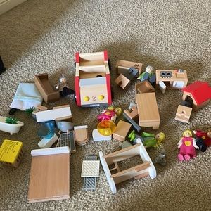 Set wooden hape dolls & accessories & car / like new 🦋